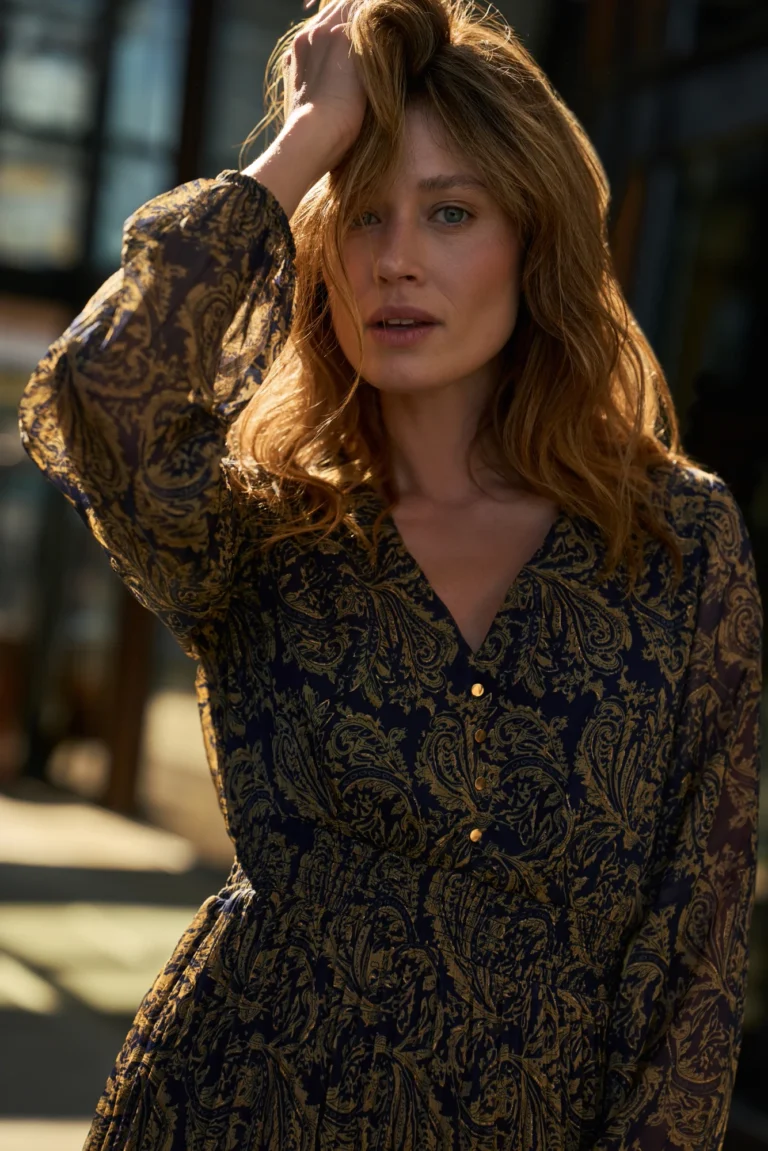 pol_pl_Wzorzysta-sukienka-granatowa-32218_3